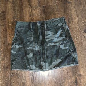 High rise camo Aeropostale skirt.